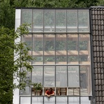 Farma, co není farma. Rekonstrukce posunula obydlí hliněnou stěnou, kamny a zimní zahradou. Foto: Tim Van De Velde