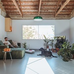 Jak to zařídit, aby to bylo jiné? Dům z 60. let se dočkal radikální proměny, která se odehrála v interiéru. S tím, že tu architekti z MEII eStudio rozehráli partii, usazenou mezi minulostí a přítomnosti. Foto: Hiperfocal
