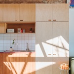 Casa Cruda jasně rozlišuje dvě úrovně: obnovený základ — podlahy a omítané plochy — a horní část, která zůstává syrová, autentická a nedotčená. Dům nepopírá svá léta ani to, že prošel zásadní úpravou. Foto: Hiperfocal