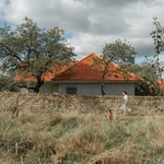 Projekt reaguje na až příliš časté deformace architektonického archetypu, k nimž při modernizacích dochází. Architekt tu spíš vrací, obnovuje, ne deformuje. Foto: YWP.Studio