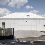 Moderní bílý dům s výhledem na Bratislavský hrad ve staré vilové lokalitě. Foto: Matej Hakár, Salon dřevostaveb