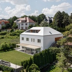 Moderní bílý dům s výhledem na Bratislavský hrad ve staré vilové lokalitě. Foto: Matej Hakár, Salon dřevostaveb