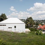 Moderní bílý dům s výhledem na Bratislavský hrad ve staré vilové lokalitě. Foto: Matej Hakár, Salon dřevostaveb