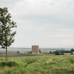 Moderní kaple z přírodních materiálů inspirovaná středověkým stavitelstvím. Foto: MgA. Ondřej Bouška, Salon dřevostaveb