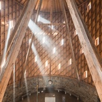 Moderní kaple z přírodních materiálů inspirovaná středověkým stavitelstvím. Foto: MgA. Ondřej Bouška, Salon dřevostaveb