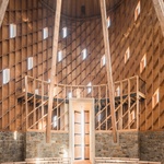 Moderní kaple z přírodních materiálů inspirovaná středověkým stavitelstvím. Foto: MgA. Ondřej Bouška, Salon dřevostaveb