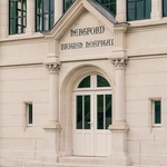 Hlavní vstupní dveře znovu získávají svůj původní design z roku 1879. Za nimi se pak nachází prostory, které jsou kompletně nově navrženy. Foto: Charly Broyez
