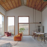 Dům ze své povahy univerzální, sloužící jako moderní útočiště navržené pro rodinné oslavy a komorní setkání, kde architektura vytváří atmosféru prostřednictvím světla a syrové materiálnosti. Foto: Riccardo de Vecchi
