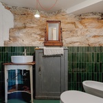 Dlaždice, stejně jako další keramické prvky, si architekti pro tento projekt vytvářeli sami. Chápou je víc než jako dekoraci. Foto: Riccardo de Vecchi