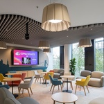 Smart Acoustic propojuje design, ekologii a funkčnost. Společně s klienty tvoříme originální akustické prvky a svítidla z recyklovaného PET. Designblok 2025. Zdroj: tiskové materiály Designblok