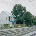 Stojí u kolejí, stěny má půl metru široké. Vilka u Vídně je plná překvapení. Foto: Willem Pab
