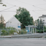Stojí u kolejí, stěny má půl metru široké. Vilka u Vídně je plná překvapení. Foto: Willem Pab
