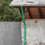 Střecha objemu se konstrukčně vznáší nad kamenem, vytváří zvláštní meziprostor, lehkost a vizuální odkazy. Přes ni je položen plášť ze svařovaných, neošetřených hliníkových plechů. Foto: Gustav Willeit
