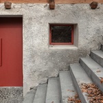 Po přestavbě malé hospodářské budovy, za níž stojí projekt a práce architektů ze studia bergmeisterwolf, už ale po původním účelu nezůstala žádná stopa. Teď už je to „jiné‘ stavení, obydlí. Foto: Gustav Willeit