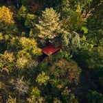 Tajemná zahrada skrývá Barevný dům. Foto: Piotr Maciaszek