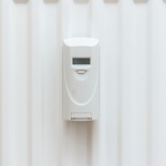 Poměrový indikátor neboli rozdělovač topných nákladů. Zdroj: Adobestock – Simontk