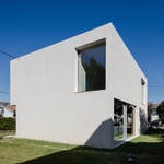 Z rozpočtových úvah, promýšlených omezení a zvažování toho, co je vlastně stavebně možné dosáhnout, se v Portugalsku zrodil Mami House. Dům, který se vyhýbá všednosti. Foto: Joao Morgado