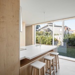 Hlavní vstup je umístěn na méně exponované straně pozemku. Vstupní prostor funguje jako přechod mezi veřejným a soukromým životem. Vstup podporuje přirozenou ventilaci. Foto: Joao Morgado