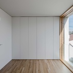 Soukromé pokoje, ložnice, jsou situovány do patra. Jednoduchý design, lokální materiály a funkční dispozice podporují komfort obyvatel. Úspory tu pohodlí nekompromitovaly. Foto: Joao Morgado