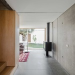 Dům má vyváženou energetickou bilanci. Nepřehřívá se, beton teplo pomalu akumuluje a slouží jako tepelná bariéra. O vytápění navíc se pak starají kamna. Foto: Joao Morgado