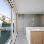 Technologické prvky jsou diskrétně integrovány do minimalistického interiéru. Instalace vody, elektřiny a odpadu jsou přístupné, ale vizuálně nenápadné. Foto: Joao Morgado