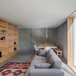 Nakonec se ale podařilo probít přes vyhlášky a regule až k úspěšnému dohotovení stavby. Dům s nápadně nízkým rozpočtem se dost možná stal inspirací pro zástavbu v okolí. Foto: Joao Morgado