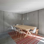 Monolitický beton a kompaktní dispozice poskytují stabilitu a dlouhou životnost. Stavba odolává povětrnostním vlivům a běžnému opotřebení. Foto: Joao Morgado