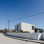 Stavba kombinuje nízký rozpočet s vysokou funkčností a jednoduchou estetikou. Dům je orientován tak, aby maximálně využíval denní světlo a zároveň poskytoval soukromí. Foto: Joao Morgado