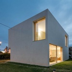 Lokalita, usazená na mírně svažitém terénu, umožňuje příjemný kontakt s venkovním prostorem. Každý detail stavby byl volen s ohledem na pohodlí obyvatel. Foto: Joao Morgado