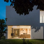 Okázalost, zdobnost, vnější detaily? Na ty se tu pochopitelně nehrálo. Celý objekt je co nejjednodušší, koncipovaný stavebně podobně jako bunkr, těleso z betonu. Foto: Joao Morgado