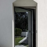 Beton byl pro architekta jasnou volbou. Odolný, ekonomický, kvalitní materiál, který umožňuje relativně rychlou stavbu. A ono minimalistické členění fasády? To snižuje nároky na údržbu. Foto: Joao Morgado