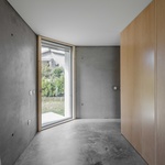 Je to stavba úsporná, ale nešetřilo se tu ve smyslu „za každou cenu“. Je to prostor k bydlení, který je praktický, funkční. Kompaktní kubický tvar maximalizuje využitelný vnitřní prostor při omezeném půdorysu. Foto: Joao Morgado