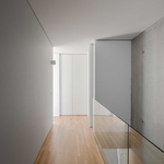 Kubická forma betonové skořepiny chrání prostory před rušným okolím a zajišťuje soukromí obyvatelům. Dům působí robustně, ale zároveň útulně uvnitř. Nechybí tu pocit bezpečí a pohodlí. Foto: Joao Morgado