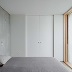 Pocit „bunkrovitosti“ je tu docela omezený. Přiznaný beton stěn sice promlouvá do interiéru na každém kroku, ale nechybí tu přirozené denní světlo. Foto: Joao Morgado