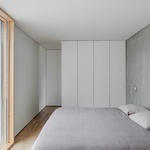 O přísun denního světla se starají velkoformátová okna v přízemí a patře. V přízemí jsou současně prostupem z kuchyně na zahradu, takže Mami House nepůsobí ani uzavřeným dojmem. Foto: Joao Morgado