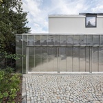 Pasáž vstupu, garáže vlevo. Foto: Martin Čeněk Pasáž vstupu, garáže vlevo. Foto: Martin Čeněk