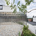 Pasáž vstupu, garáže vpravo. Foto: Martin Čeněk Pasáž vstupu, garáže vpravo. Foto: Martin Čeněk