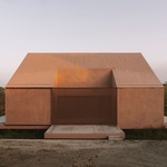 Je to dům, který ani nevypadá jako dům. Jen jako načrtnutá skica obydlí. Casa Plaj ale překvapuje tím, co vlastně nabízí. Nenápadnost a splynutí s okolní krajinou patří k jeho kladům. Foto: Clemens Poloczek