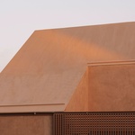 Šedé omítnuté stěny zůstaly holé, čímž vznikl monochromatický interiér. Venku naopak vede načervenalý iránský travertin. Foto: Clemens Poloczek