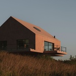 Vztah k topografii byl zásadní: dům se dotýká země co nejlehčeji, což umožňuje stávajícímu terénu plynule plynout pod ním. Čtyři nosné zdi podpírají pódium, na kterém dům stojí a vznáší se nad pozemkem. Foto: Clemens Poloczek