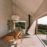 Interiér, omezený na maximální uzavřenou plochu 120 metrů čtverečních, kompenzuje malý půdorys tím, že plně využívá výšky objemu a vytváří nečekaný pocit vznešenosti a rozsahu. Foto: Clemens Poloczek