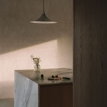 Jednoduché architektonické prvky umožňují a podporují flexibilitu a neformálnost. Okna zcela ustupují do zdí, čímž se dům proměňuje ve velký venkovní prostor. Foto: Clemens Poloczek