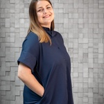 Ing. arch. Lucie Opluštilová Architekturu Lucie vystudovala na Fakultě stavební ČVUT v Praze. V rámci své kariéry postupně působila v několika studiích, kde měla možnost pracovat na rozmanitých projektech. V roce 2024 založila vlastní studio Archikon, v rámci kterého realizuje zakázky po celé České republice. Ve své tvorbě uplatňuje přístup postavený na čistých liniích, funkčnosti a udržitelnosti a hledá cesty, jak naplno využít potenciál a jedinečnost každého prostoru s respektem k přáním a návykům klienta. Tvorba je pro ni dialog – cesta k hledání řešení, která jsou estetická, praktická a odpovídají potřebám klienta. Zdroj: JIKA – Laufen CZ