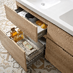 Úložné prostory dotvářejí atmosféru koupelny nejen z hlediska designu, ale i díky své funkčnosti. Vhodně zvolené skříňky a dostatek úložných prostor umožňují uschovat veškeré nezbytnosti, které potřebujete mít v koupelně. Díky tomu je prostor uspořádaný a organizovaný. Zdroj: JIKA – Laufen CZ