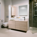 Oblé tvary a linie působí jemným a uklidňujícím dojmem. Umyvadlová mísa Cubito značky JIKA navíc disponuje i tenkými hranami, díky čemuž nevypadá příliš robustně. Perfektně vynikne v kombinaci s podumyvadlovými deskami Mio ve světlém dřevodekoru. Zdroj: JIKA – Laufen CZ