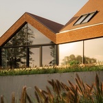 Nenechejte se ale ukolébat nějakou poetikou, tohle bydlení je především praktické. Myslí na detaily, zvažuje strategie. Okna vyplňující zdi rámují výhledy, které se mění s denním světlem. Foto: Nate Cook Photography Nenechejte se ale ukolébat nějakou poetikou, tohle bydlení je především praktické. Myslí na detaily, zvažuje strategie. Okna vyplňující zdi rámují výhledy, které se mění s denním světlem. Foto: Nate Cook Photography