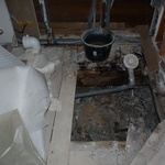 Koupelna v podkroví, zatékání do stropu. Foto: Martina Hepnerová