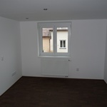 Malá světlá výška místnosti v podkroví a bodová svítidla. Foto: Martina Hepnerová