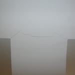 Prasklina v sádrokartonu mezi dvěma střešními okny. Foto: Martina Hepnerová