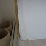 Rosení vlhkosti a plíseň na poklopu na půdu. Foto: Martina Hepnerová